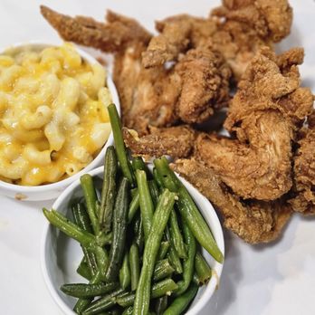 Restaurant 10 - Whole wing dinner with green beans and macaroni and cheese - American Near Me - Atlanta, Georgia