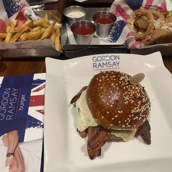 Gordon Ramsay Burger Las Vegas - Farmhouse burger, truffle fries and onion rings - Burgers Near Me - Las Vegas, Nevada Gordon Ramsay Burger Las Vegas - Farmhouse burger, truffle fries and onion rings - Burgers Near Me - Las Vegas, Nevada