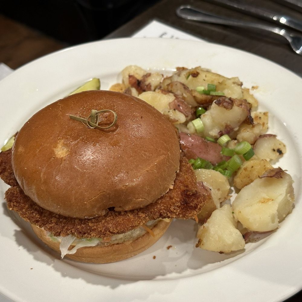 Fried chicken 'n pickles Sammie