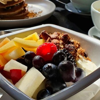 Frachtraum - Joghurt mit Granola und frischen Früchten - Cafes Near Me - Hamburg, HH Frachtraum - Joghurt mit Granola und frischen Früchten - Cafes Near Me - Hamburg, HH