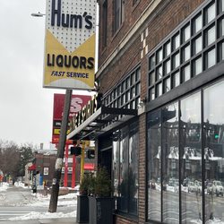 Hum's Liquor Store