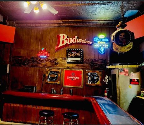 El Trebol Liquors & Bar by null