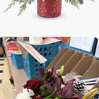 Flowers By Donna - The top photo is the arrangement I chose off the website. The bottom picture is what was sent. :-( - Florists Near Me - Tigard, Oregon