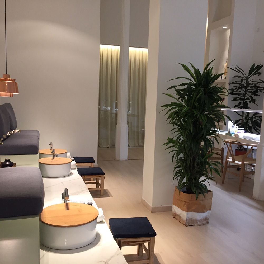 The Beautery - Beautiful foot baths with comfortable seating and love the white marble and white washed floors - Nail Technicians Near Me - Barcelona, B
