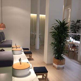 The Beautery - Beautiful foot baths with comfortable seating and love the white marble and white washed floors - Nail Technicians Near Me - Barcelona, B