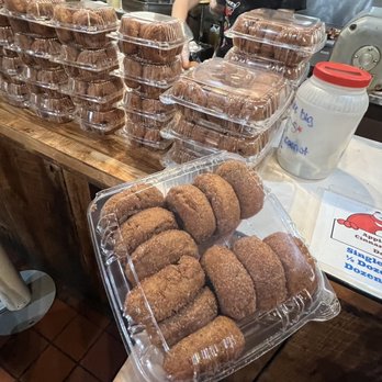 The Apple House - Apple cider donuts - American Near Me - Linden, Virginia