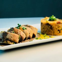 A Gusto - Pechuga rellena de Zetas y queso mozzarella , con arroz mamposteao