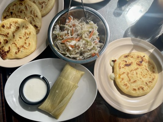 Pupuseria & Restaurant "El Cuscatleco" by null