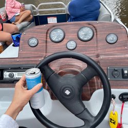 Riverwalk Boat Rentals & Tours - Pontooning