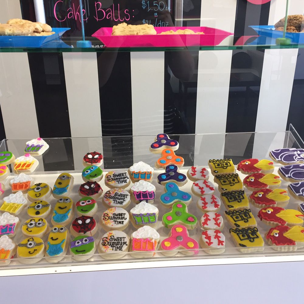 Minions, Jayhawk and fidget spinner cookies! Minions, Jayhawk and fidget spinner cookies!