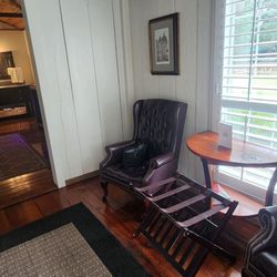 Gruene Mansion Inn - Sitting area in front of the murphy bed right when you walk into the beautiful carriage haus