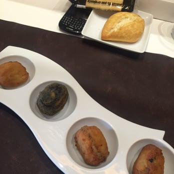 Taperia Hispania - Corquetas de calamar en su tinta, queso de cabra, jamón y boletus con foie - Gastropubs Near Me - Valencia, V