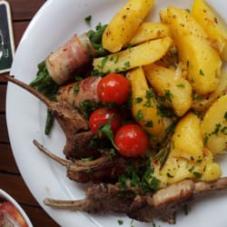Bardolino - Lammkrone mit Rosmarinkartoffeln und Speckfisolen