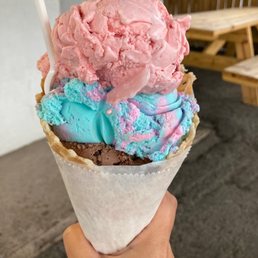 Medium size in waffle cone - 3 scoops! Medium size in waffle cone - 3 scoops!