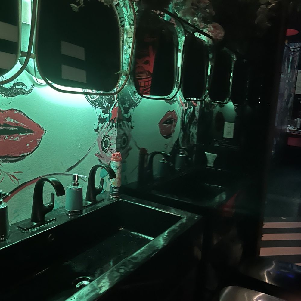 Bad Habits - Bathroom - Lounges Near Me - Astoria, New York