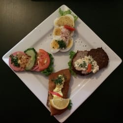 Rita's Smørrebrød - 4 x håndmadder: æg og rejer, frikadelle m. kartoffelsalat, kødpølse m. remo og fiskefilet. 12kr. pr. stk.