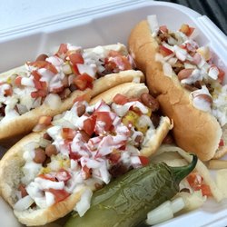 Hot dogs y elotes el primo - Hot dogs Comes wrapped in bacon with beans, onions, tomatoes, ketchup, mustard and sour cream. Grilled onions and Chile on side