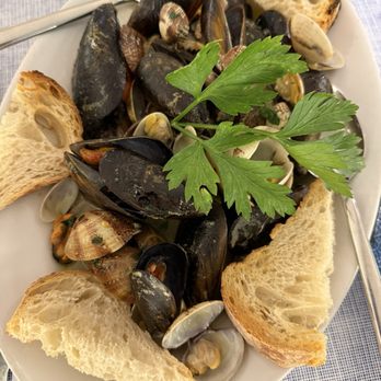 Ristorante Vela Bianca - Mussels and Clams - Italian Near Me - Sorrento, NA Ristorante Vela Bianca - Mussels and Clams - Italian Near Me - Sorrento, NA