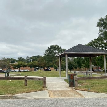 Plaza Methodist Park - Plaza Methodist Park pavilion with picnic table - Playgrounds Near Me - Virginia Beach, Virginia