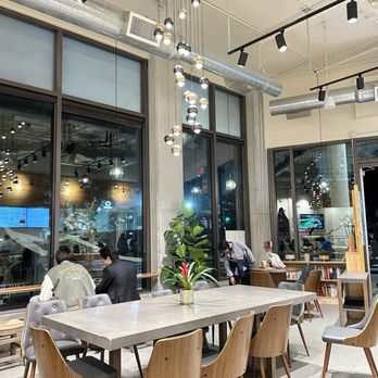 Chicha San Chen - Spacious modern style interior with many tables - Bubble Tea Near Me - Berkeley, California