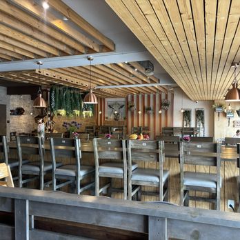Farm Table - Inviting dining area - Breakfast & Brunch Near Me - Van Nuys, California Farm Table - Inviting dining area - Breakfast & Brunch Near Me - Van Nuys, California