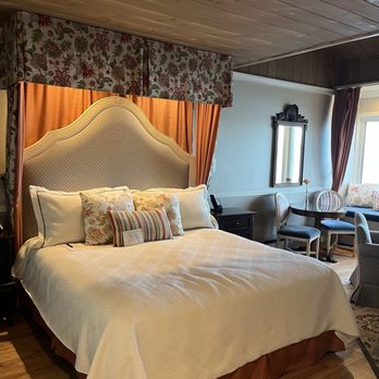Spindrift Inn - Bed , room 403 - Hotels Near Me - Monterey, California