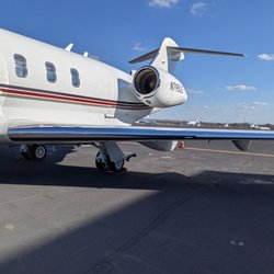 Signature Flight Support - Arrival flight on Tarmac