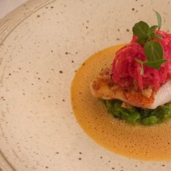 Restaurant La Société Köln - Rotbarbe, grüne Erbsen, Wassermelonen-Rettich, Bouillabaisse. / Red mullet, peas, watermelon radish, bouillabaisse. 2022 08 25. M1.