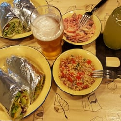 Abocado Cantina - Wrap veggie, palmitos grillados, tomates secos, cebolla morada, una fiesta! Sale con tabule y coleslaw y una blonde ale tirada.
