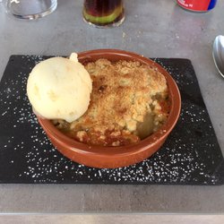 Le Pré Carré - Crumble à la poire, boule de glace à la poire aussi (j'aurais préféré vanille !)