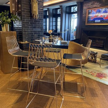Bistro le Sam - High table - Canadian (New) Near Me - Quebec City, Quebec
