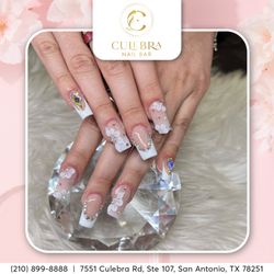 Culebra Nail Bar - Add a touch of elegance to your autumn style with artfully designed white flower nails--simple yet stunning for the season!
ℬℴℴℴ