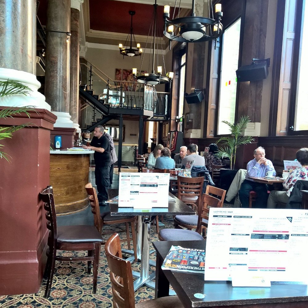 Lloyds Number One - Atmosphere. - Pubs Near Me - Nottingham, NGM