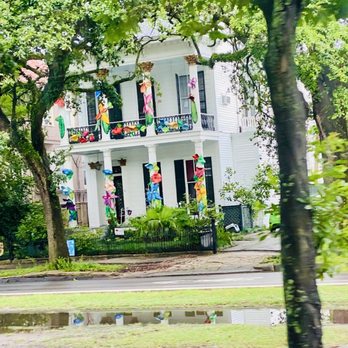 Southern Style Tours - House w/Mardi Gras Decorations - Tours Near Me - New Orleans, Louisiana Southern Style Tours - House w/Mardi Gras Decorations - Tours Near Me - New Orleans, Louisiana
