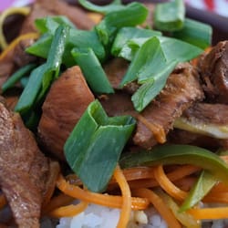 Café Survenir - Stir-fry de pollo con arroz pilaf ($5.800)