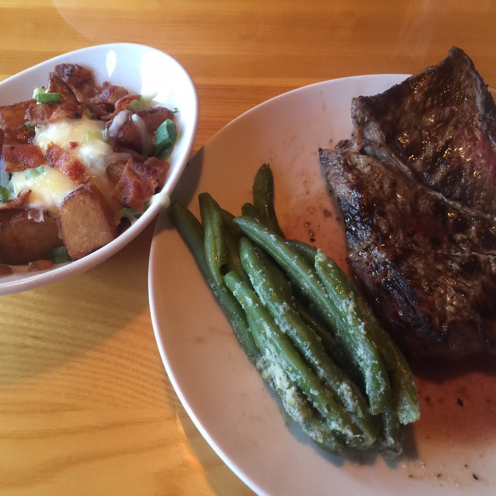 Applebee's Grill + Bar - Careful! The plates are hot.. The food is not.. Also "rare" means "medium". (Butchers Choice Top Sirloin) - American Near Me - Davenport, Florida