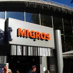 Migros - Dall'esterno, con un luminoso sole.