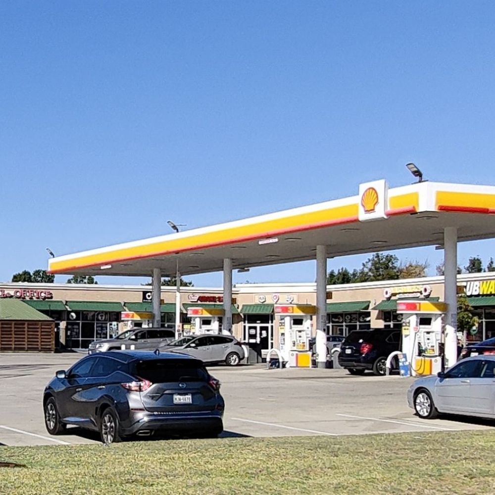 Shell - Fairly spacious parking lot and gas station. Entrances on Trinity Blvd and on Main St. - Convenience Stores Near Me - Euless, Texas