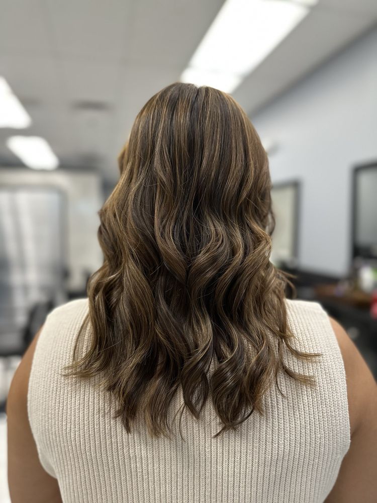 La V's Salon Image