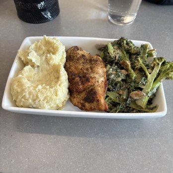 Vessel Kitchen - MASHED POTATOES (VGTN, D), ROASTED CHICKEN BREAST (W30), Broccoli - Comfort Food Near Me - Farmington, Utah