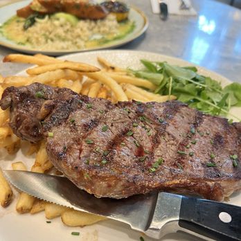 Lucky's - Steak - Cocktail Bars Near Me - Niagara Falls, Ontario