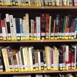 Biblioteca Municipal de Providencia Mauricio Litvak - Literatura universal, primer estante, de la A a la B. Ojo con la cantidad de libros de Barnes!!!