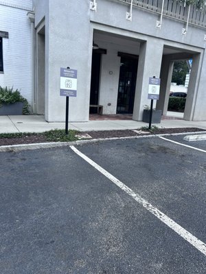 Howell's Kitchen and Bar by null