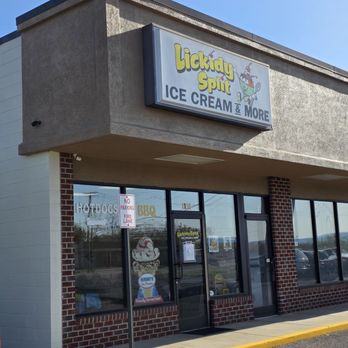 Lickidy Split - The building where the Ice Cream Parlor and Restaurant is located. - Ice Cream & Frozen Yogurt Near Me - Vinton, Virginia