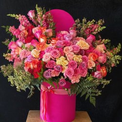 Beautiful set of premium roses, snapdragon, and fillers in our pink floral box. Beautiful set for Mother's Day, birthdays, or any day!
