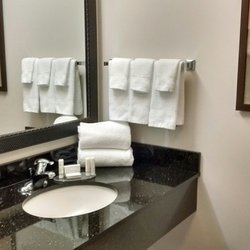 Fairfield Inn and Suites by Marriott - Bathroom.