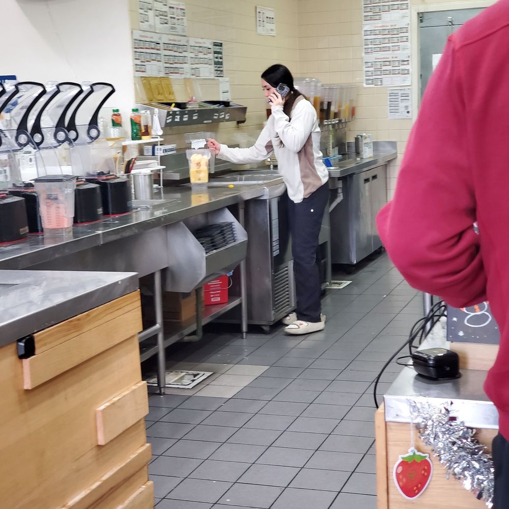 Stright didn't give a F of being on the phone while making customers orders Stright didn't give a F of being on the phone while making customers orders
