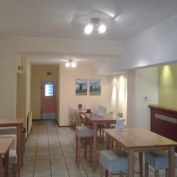 Frietjes Station - Frietjes Station, Tische innen