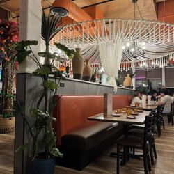 Rumbo 52 Cocina & Cantina - The dining area