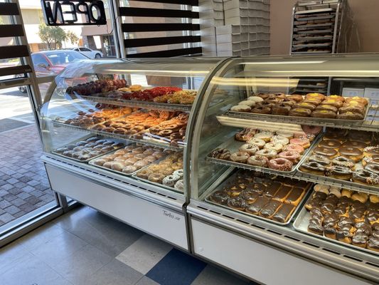 Dee's Donuts by null